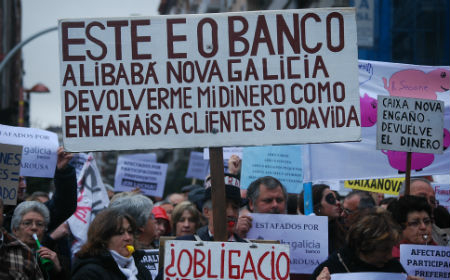 Afectados por las preferentes ocupan una de las oficinas de NGB reabiertas