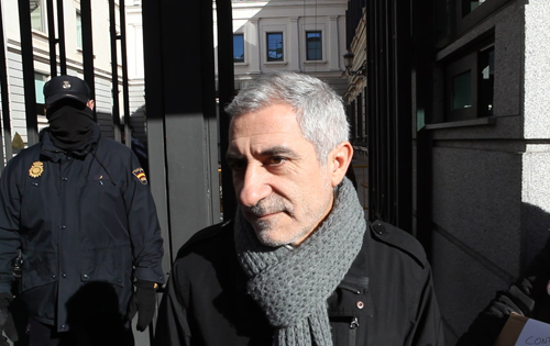 Policía sin identificación a la entrada del Congreso de los Diputados
