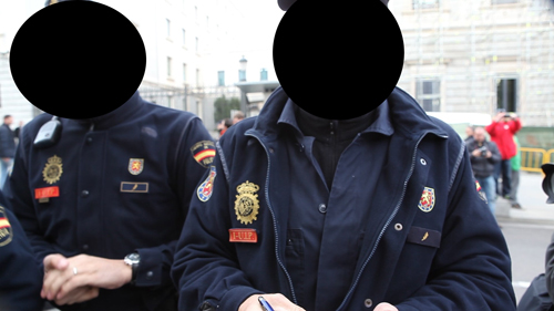 Policías sin identificación