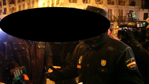 Otro policía más sin identificación