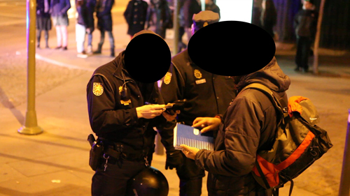 Policía sin identificación identificando ciudadanas