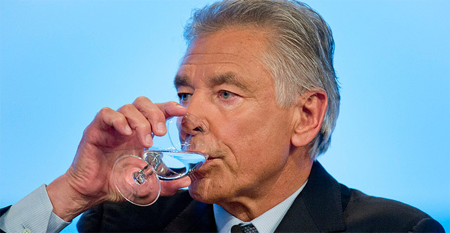 Peter Brabeck-Letmathe cree que el agua no es un derecho, y debería ser privatizada Peter Brabeck-Letmathe cree que el agua no es un derecho, y debería ser privatizada