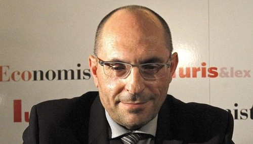 El auditorio aplaudió a Silva al sentenciar: “no veáis la tv y mucho menos antes de dormir, porque todo es mentira y quieren que vayamos a acostarnos con ellas en la cabeza”